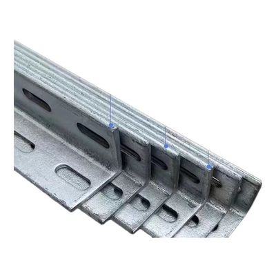 سلسلة Q195-Q420 25 * 25 * 4mm-200 * 200 * 10mm حرارة غمرة الزاوية المتساوية مع ثقب