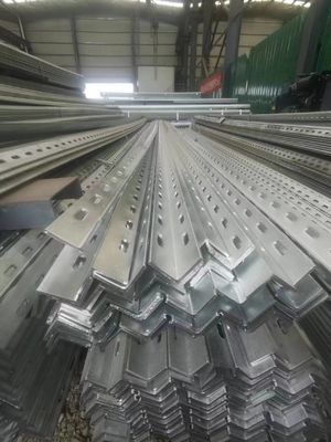 سلسلة Q195-Q420 25 * 25 * 4mm-200 * 200 * 10mm حرارة غمرة الزاوية المتساوية مع ثقب