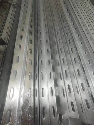 سلسلة Q195-Q420 25 * 25 * 4mm-200 * 200 * 10mm حرارة غمرة الزاوية المتساوية مع ثقب
