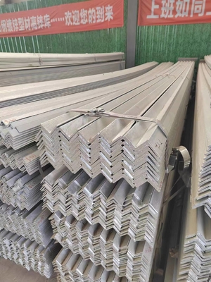 Q195 Q235 شريط الزاوية مع خدمة معالجة الخرق وتصميم متساو