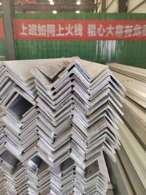 الصلب غير السبائك القياسي 2 بوصة الزاوية ASTM A36 A53 Q235 Q345 الزاوية المتساوية الكربون