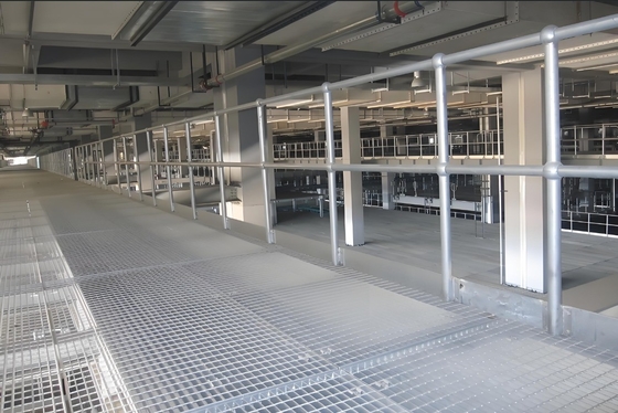 50mm Cross Bar Pitch Metal Floor Grating مع التشطيب الفضي والطلاء المضاد للتآكل