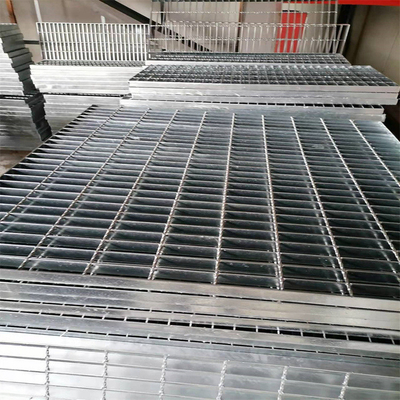 50mm Cross Bar Pitch Metal Floor Grating مع التشطيب الفضي والطلاء المضاد للتآكل