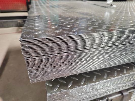 ISO9001 معتمد DX51D صفيحة الفولاذ المصنوعة من نمط معدني 5.75 * 1250mm Z41-Z60 الطلاء